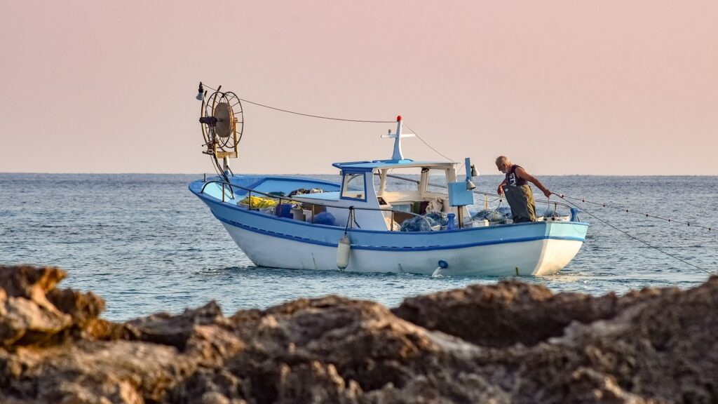 bateau de pêche pour la livraison de poisson frais
